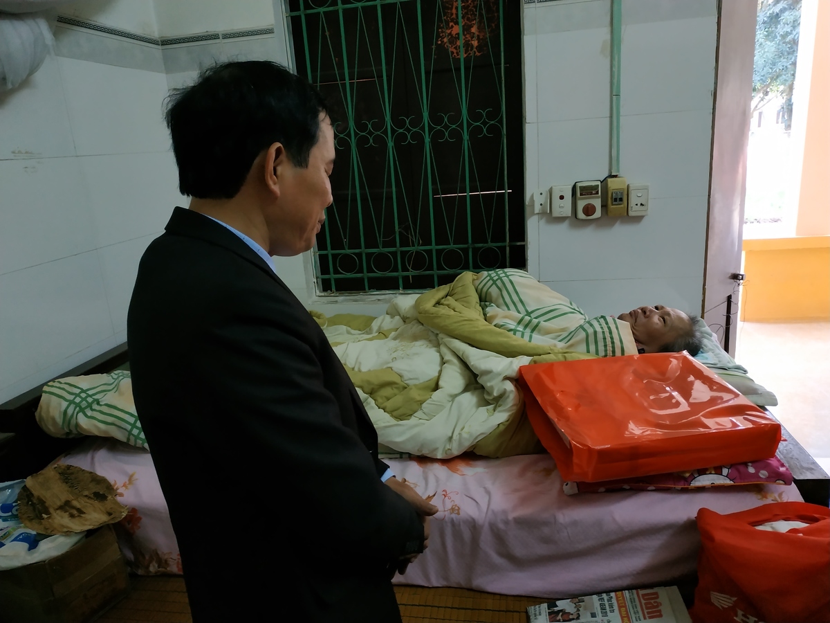 <p> Cùng với đó, đoàn cũng đã đến thăm bác Phạm Văn Cẩm - thương binh nằm 8 năm tại giường. Bác Cẩm cũng vô cùng phấn khởi khi đoàn đến và gửi lời cảm ơn, chúc đoàn năm mới bình an, hạnh phúc.</p>