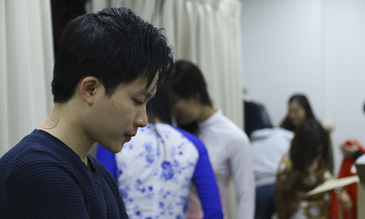 <p style="text-align:justify;"> Anh Nguyễn Phúc Thịnh - diễn viên vở kịch "Hòa hay không Hòa" đang tranh thủ ôn lại kịch bản. </p>