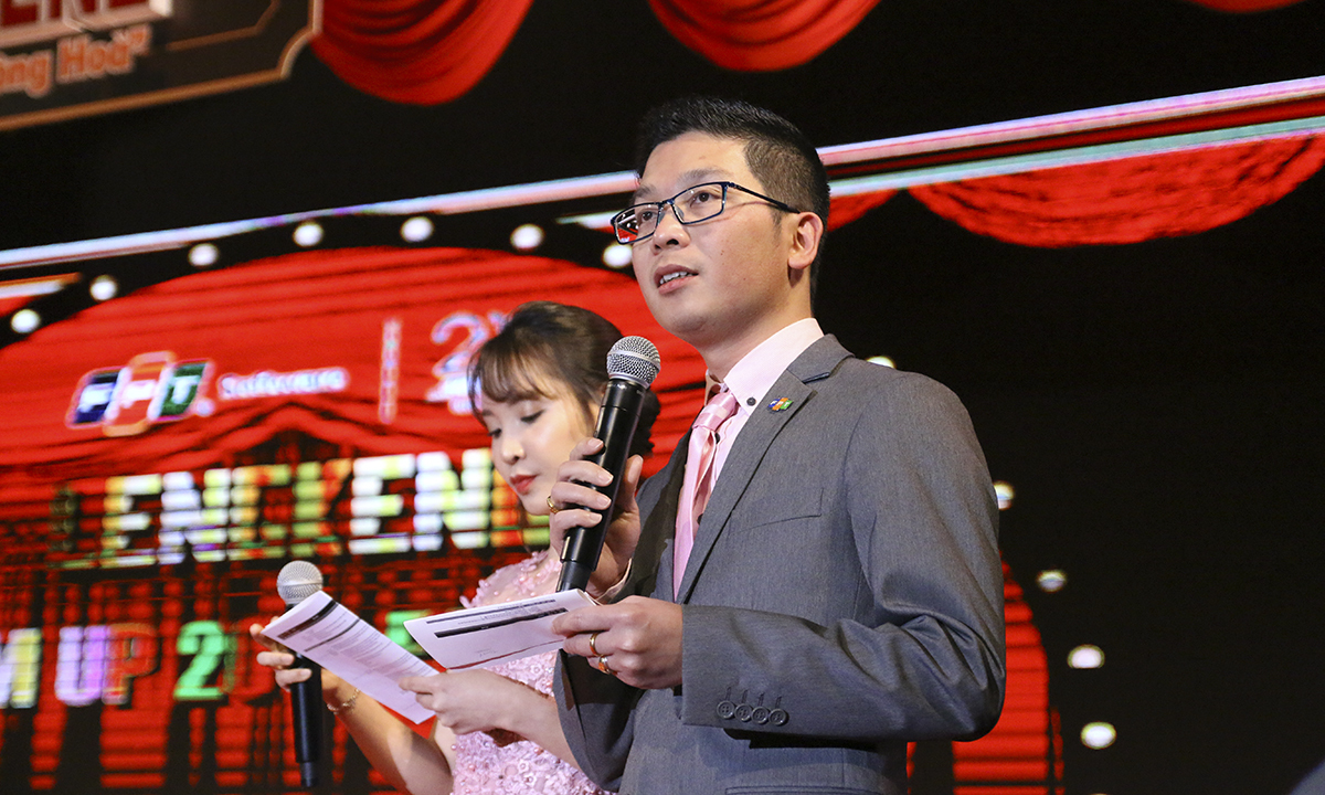 <p style="text-align:justify;"> Anh Bùi Lê Tuấn là Tổng đạo diễn và cũng là MC của chương trình. </p>