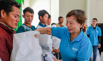 Quỹ Hy Vọng trao quà Tết cho người dân biên giới