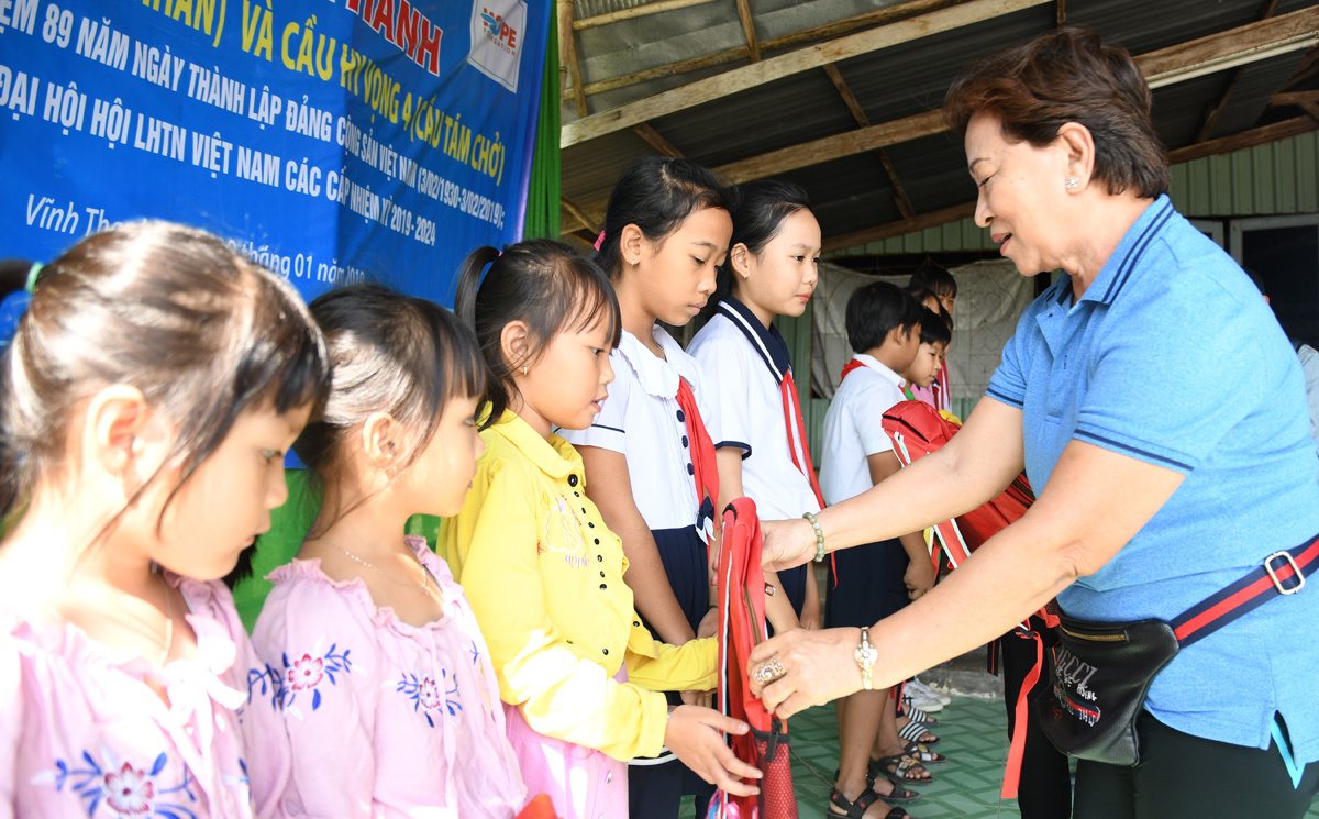 <p> Đại diện nhóm hồ bơi Phú Thọ - một trong những nhà tài trợ xây cầu mới của Quỹ Hy vọng cũng tặng trẻ em nghèo hiếu học địa phương những phần quà và lì xì năm mới.</p>