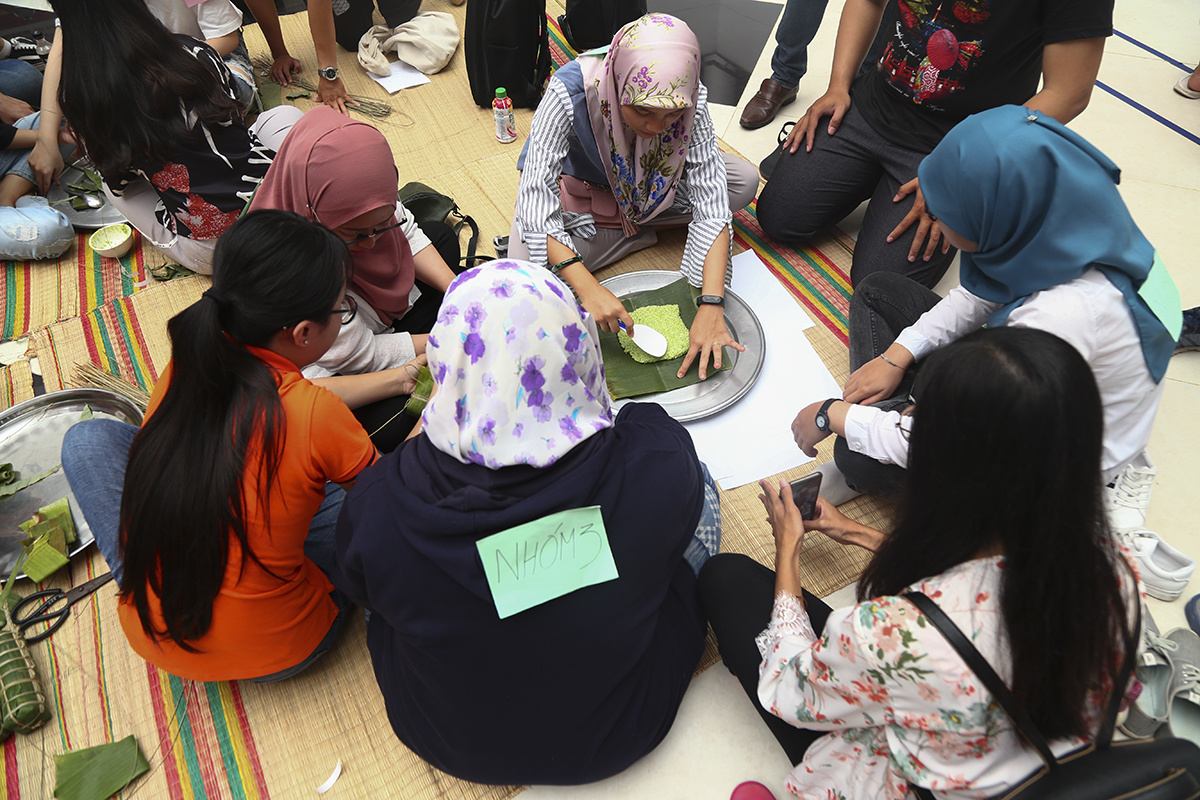 <p style="text-align:justify;"> Các sinh viên người Brunei cũng tỏ ra thích thú khi tham gia tìm hiểu về món bánh truyền thống trong ngày Tết cổ truyền của người Việt. </p>
