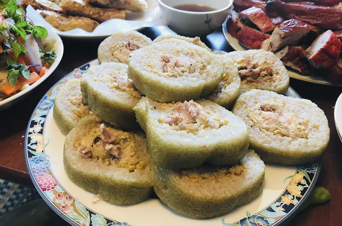 <p> Bánh tét truyền thống của Tết miền Nam làm đậm thêm vị Tết Việt tại nước ngoài. </p>