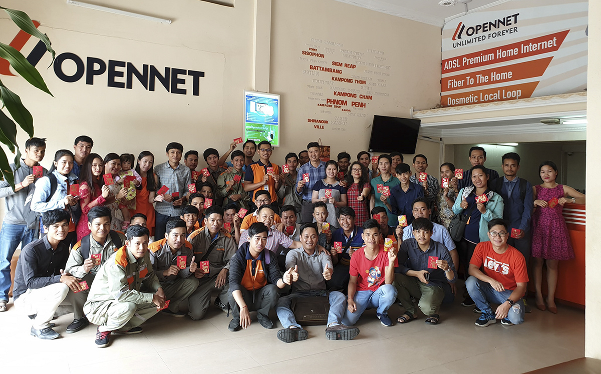 <p style="text-align:justify;"> Ban điều hành FPT Telecom Campuchia (Opennet) chúc Tết các văn phòng tại Phnompenh vào ngày mùng 1 Tết. Tại FPT Telecom Campuchia có gần 100 CBNV người Việt đang sinh sống và làm việc. </p>