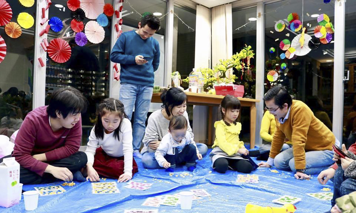 <p> Các FPT Small tại Nhật Bản được hướng dẫn chơi các trò chơi dân gian ngày Tết như "bầu cua tôm cá"... </p>