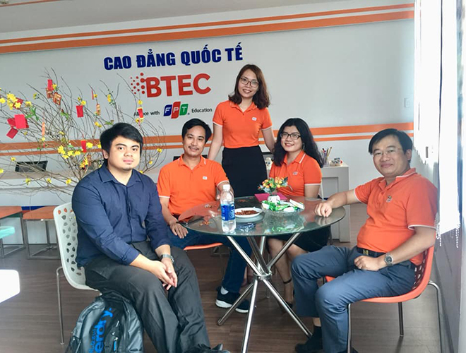 <p style="text-align:justify;"> Văn phòng Cao đẳng BTEC FPT cơ sở Đà Nẵng cũng chào đón những vị khách đầu tiên đến chúc Tết. </p>