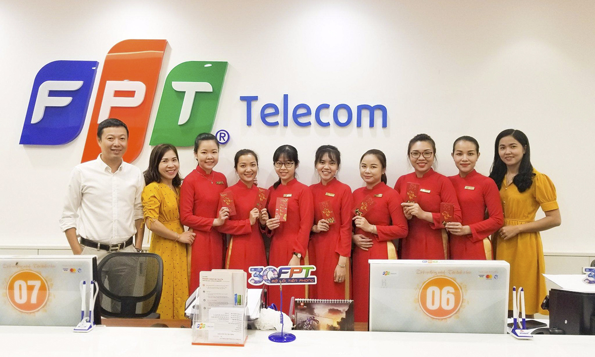 <p style="text-align:justify;"> Các quầy giao dịch của FPT Telecom hôm nay cũng nhuộm sắc đỏ khi các giao dịch viên mặc đồng phục áo dài, tặng quà cho khách hàng. </p>