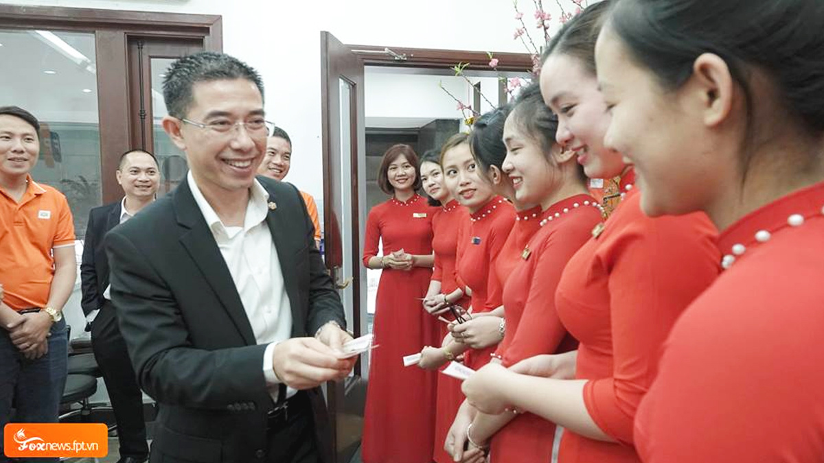 <p style="text-align:justify;"> Các nữ giao dịch viên mặc áo dài đỏ theo phong tục Tết Việt, rạng rỡ nhận lì xì may mắn từ TGĐ FPT Telecom trong ngày làm việc đầu tiên của năm âm lịch. </p>