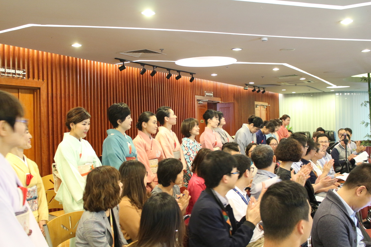 <p> Chương trình còn có sự tham gia của hơn 50 lãnh đạo, quản lý của FPT Software và các thành viên trong CLB Trà đạo Urasenke Nhật Bản tại Hà Nội.</p>