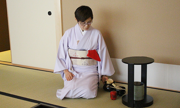 <p> Ngay trong chương trình, các lãnh đạo, quản lý nhà Phần mềm đã được quan sát và thưởng trà tại trà thất tầng 15 tòa nhà FPT Cầu Giấy để cảm nhận rõ nét hơn sự tinh tế, độc đáo trong nét văn hóa này của người Nhật.</p> <p> Các trà nhân của CLB trà đạo Urasenke Nhật Bản tỉ mỉ, cẩn thận trong từng động tác trong khi tiến hành một buổi trà đạo. Mỗi chi tiết dù nhỏ cũng được các trà nhân hết sức lưu ý, làm tuần tự và nhẹ nhàng, chậm rãi.</p> <p> Trà đạo được xem như là một điển hình văn hóa cổ xưa của Nhật Bản, được phát triển từ khoảng cuối thế kỷ XII. Theo truyền thuyết Nhật, ngày đó có vị cao tăng người Nhật là Eisai (1141-1215) đi du học và mang về từ Trung Quốc một loại bột trà xanh được gọi là matcha. Lúc đầu matcha chỉ được dùng như một loại thuốc nhưng sau đó trở thành một thức uống xa hoa mà chỉ giới thượng lưu mới được sử dụng và thưởng thức trong các buổi họp mặt.</p>