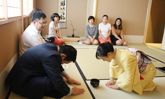 <p> Một buổi trà đạo thông thường sẽ diễn ra trong thời gian 3 giờ. Người Nhật có những nguyên tắc riêng khi thưởng trà tại một buổi trà đạo để thể hiện sự tôn trọng, thành kính với nhau và giữ gìn nét đẹp trong văn hóa trà đạo.</p>