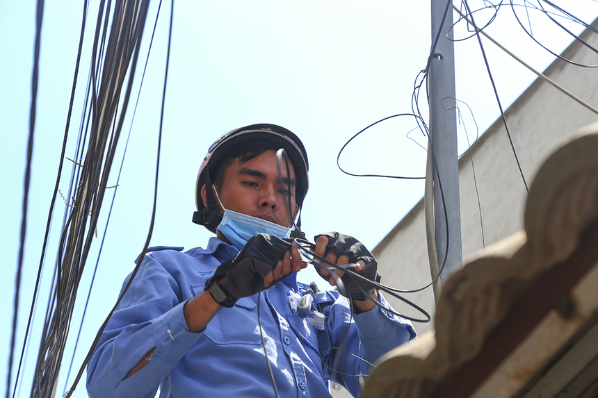 <p style="text-align:justify;"> <span style="text-align:justify;">Với gần hai năm kinh nghiệm trong vai trò kỹ thuật viên</span>, Tùng là người nhiều kinh nghiệm nhất trong tổ so với hai thành viên còn lại nên những phần việc chính trong khâu lắp đặt chủ yếu do anh chàng này đảm nhận. Dù cho nhiệt độ ngoài trời<span style="color:rgb(0,0,0);"> duy trì ở mức 35-36 độ C gây oi bức, khó chịu cộng với độ ẩm thấp chỉ ở mức 50% khiến cái nóng càng thêm bỏng rát nhưng các kỹ thuật viên vẫn lặng lẽ thực hiện phần việc của mình.</span></p>