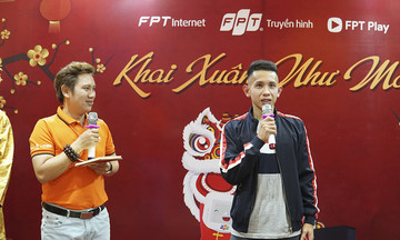 Tuyển thủ U23 Việt Nam Duy 'Pinky' hát tặng khách hàng FPT Telecom
