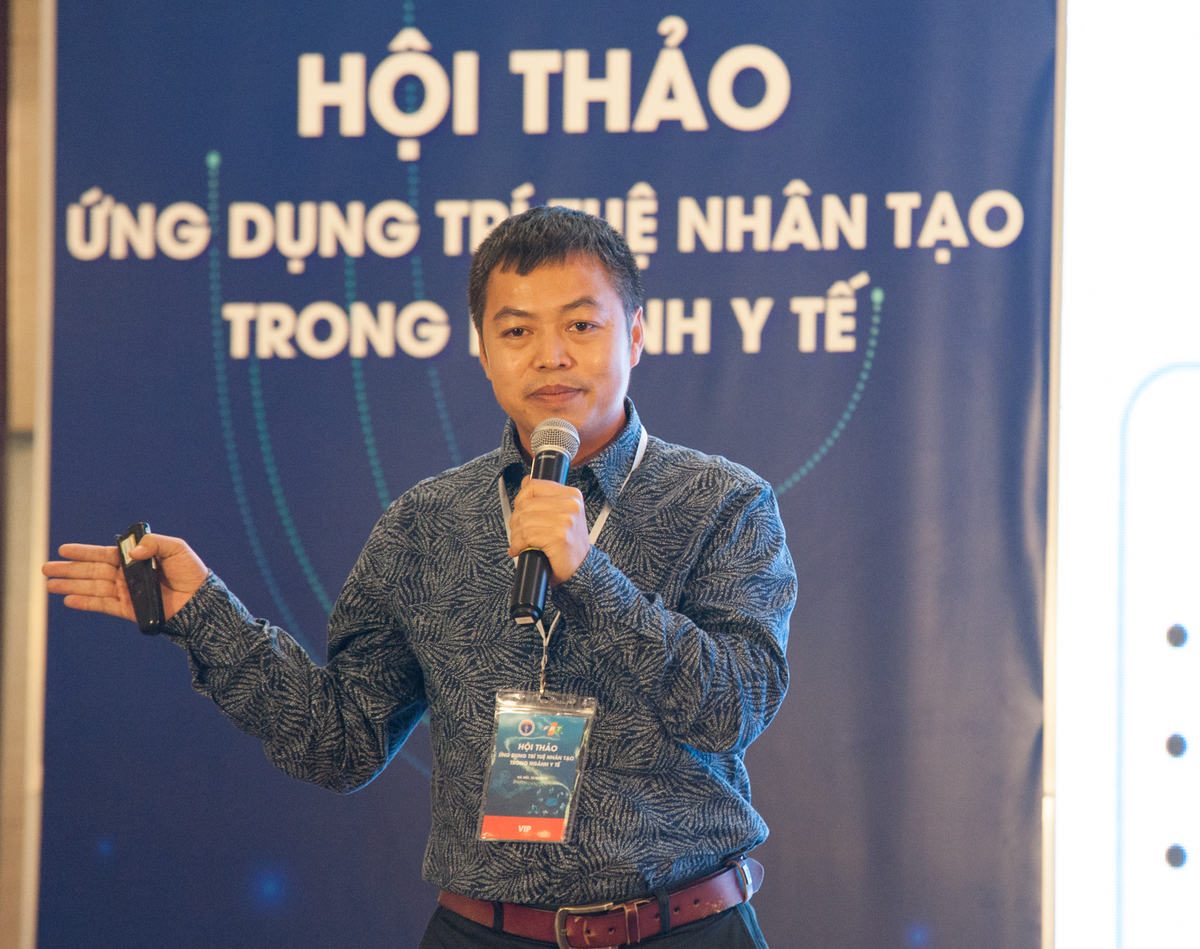 <p> Trước những nhu cầu rất lớn về ứng dụng công nghệ trong y tế ở Việt Nam, FPT đã đồng hành cùng Bộ Y tế thực hiện một số dự án liên quan đến chuyển đổi số ở một số bệnh viện lớn như Bạch Mai; Chợ Rẫy.</p> <p> Anh Lý Đức Đoàn, FPT IS, người tham gia triển khai các dự án về phần mềm quản lý cho các bệnh viện trong nước đã trình bày về những thế mạnh sẵn có của ngành Y tế Việt Nam trong công cuộc ứng dụng AI vào việc khám, chữa bệnh.</p> <p> Anh Đoàn cho biết ngành Y tế Việt Nam đang có một nguồn dữ liệu vô cùng lớn nhưng chưa được sử dụng. Nguồn dữ liệu đến từ sự quản lý của Nhà nước, 11.500 trạm y tế xã; 1.300 bệnh viện và hơn 20.000 phòng khám tư.</p> <p> Khi khối dữ liệu khổng lồ này được chuẩn hóa và số hóa và có sự liên kết, chia sẻ giữa các cấp với nhau thì sẽ mang đến tiềm năng dữ liệu y tế trong AI rất lớn như: Triển khai y tế từ xa; Chăm sóc tại nhà; Máy trả lời tự động; trợ lý y tế ảo... Từ đó giúp giảm chi phí khám chữa bệnh, thời gian di chuyển và tăng chất lượng cuộc sống.</p>