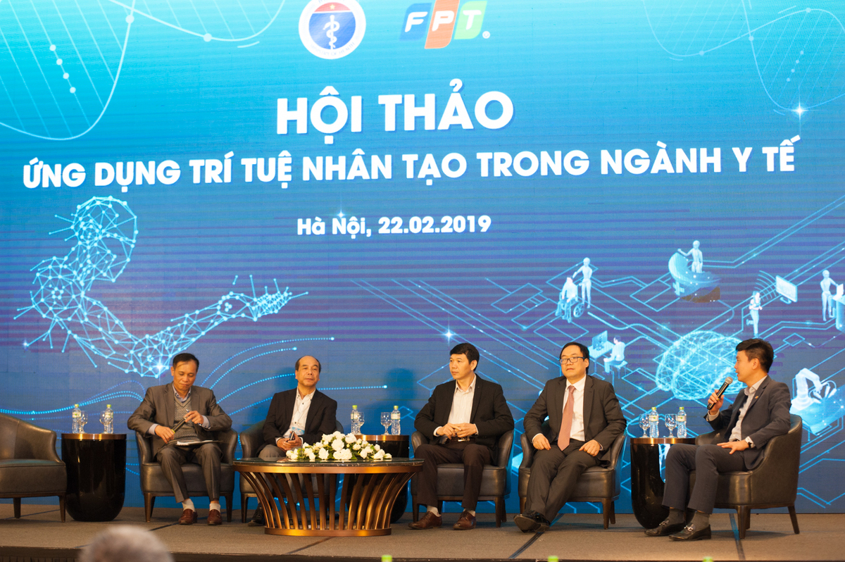 <p> Cuối chương trình, các diễn giả tham gia buổi tọa đàm dưới sự chủ trì của CEO FPT Software Phạm Minh Tuấn <em>(ngoài cùng bên phải)</em>. </p> <p> Theo đó, các diễn giả tiếp tục thảo luận, chia sẻ về những cơ hội, thách thức trong việc ứng dụng AI vào Y tế tại Việt Nam. GS. Hồ Tú Bảo đánh giá cao năng lực AI của các kỹ sư công nghệ Việt Nam và hy vọng Việt Nam sẽ thúc đẩy việc đào tạo về AI nhiều hơn và sâu hơn nữa.</p> <p> Bác sĩ Đinh Văn Hân thì mong muốn Việt Nam sẽ có nhiều chuyên gia thật giỏi về AI đi cùng với chuyên gia nhiều kinh nghiệm về y tế để cùng dạy cho máy học. "Muốn cho máy tương đương với 100 bác sĩ giỏi thì cần mỗi bác sĩ thật giỏi dạy một cách chuẩn và chính xác cho máy", bác sĩ Hân cho hay.</p> <p> Ông Phạm Xuân Viết, Phó Cục trưởng cục CNTT bộ Y tế cũng khẳng định: "Chúng tôi sẽ suy nghĩ để tạo ra cơ sở dữ liệu lớn để tạo điều kiện cho cộng đồng công nghệ nghiên cứu. AI là lĩnh vực Bộ y tế rất quan tâm và sẽ tạo điều kiện để cộng đồng, doanh nghiệp tham gia. Nếu chúng ta không đầu tư nghiên cứu AI thì sẽ bị tụt hậu".</p> <p> CEO FPT Software Phạm Minh Tuấn cũng khẳng định rằng FPT nói chung và FPT Software nói riêng sẽ không ngừng nỗ lực, cố gắng nghiên cứu, phát triển AI để ứng dụng vào lĩnh vực Y tế của nước nhà, giúp giải quyết các vấn đề quá tải, nâng cao chất lương phục vụ, khám chữa bệnh cho người dân Việt Nam.</p>