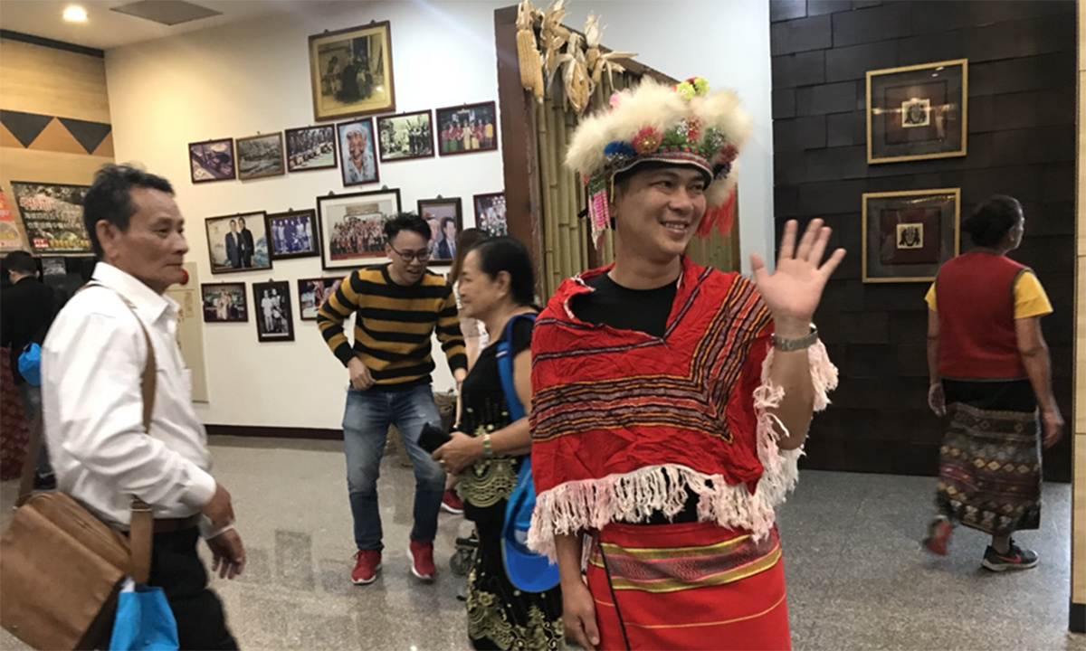 <p style="text-align:justify;"> Bảng nhãn FPT 2018 - anh Nguyễn Phú Trung mặc thử trang phục truyền thống của người dân tộc Thao. </p>