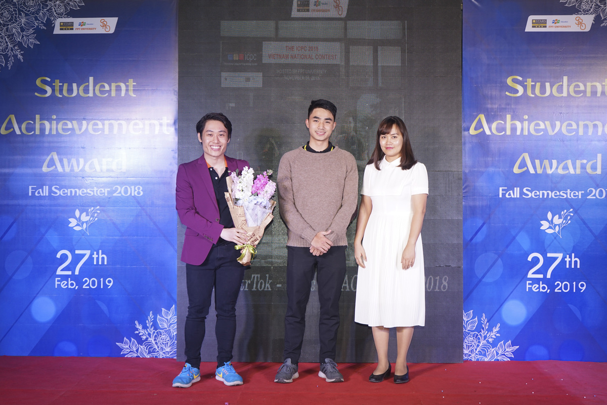 <p class="Normal" style="text-align:justify;"> Đặc biệt, còn có các đội tuyển đạt thành tích nổi bật trong các cuộc thi gồm: đội tuyển Vovinam, đội Batah Team - Giải nhất Cuộc thi FPT Edu Biz Talent 2018; đội tuyển FPTU NoBugInMyEyes - Huy chương Bạc ACM/ICPC Châu Á site Yangon, Huy chương Đồng ACM/ICPC Châu Á site Hà Nội; đội tuyển FPTU StrT0k - Giải Khuyến khích ACM/ICPC Châu Á site Yango và đội tuyển FPTU - z3ro_n1ght - GIải nhất cuộc thi An ninh An toàn thông tin 2018. Trong ảnh là hai chàng trai đến từ <span>FPTU StrT0k.</span></p>