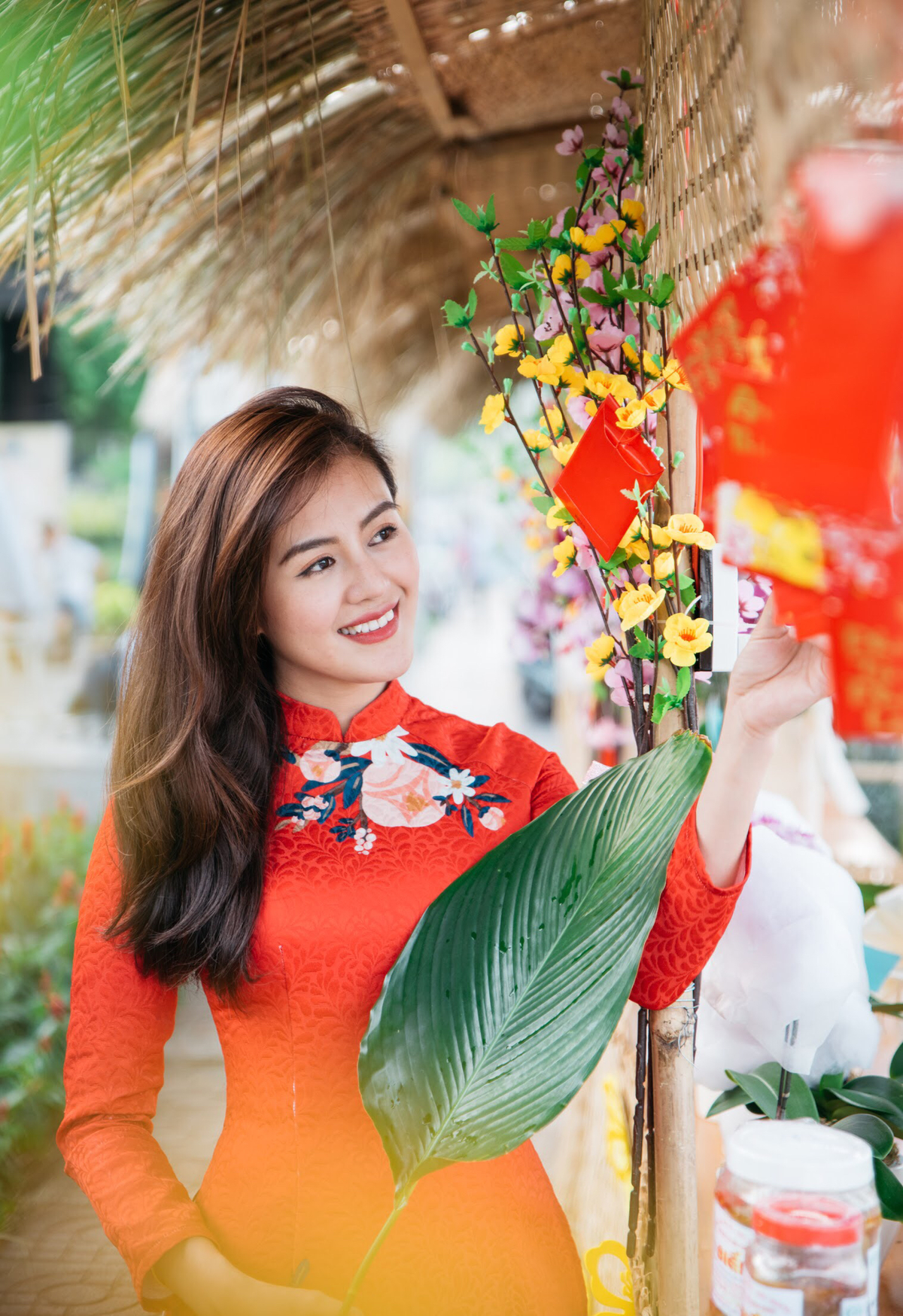 <p> Uyên tỏa nắng khi diện áo dài truyền thống Việt. </p>