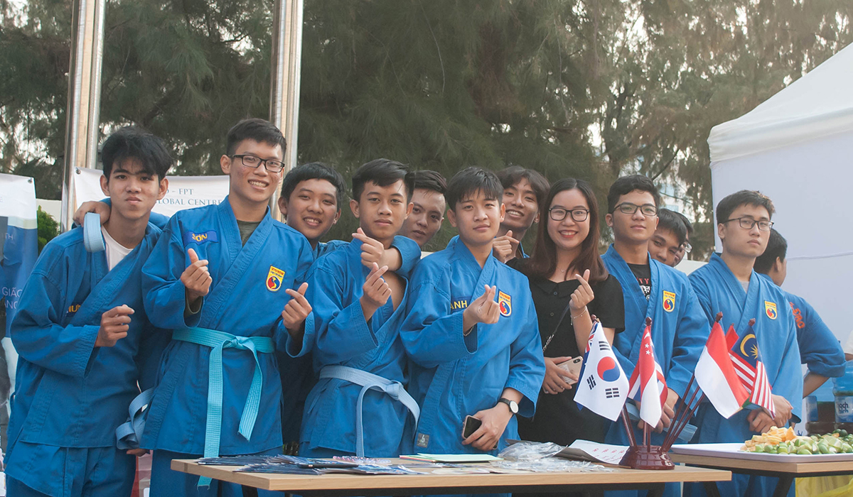 <p class="Normal" style="text-align:justify;"> Rất đông sinh viên ĐH FPT cũng mang đến gian hàng với nhiều nét văn hóa đặc trưng của người Việt, thu hút sự quan tâm của sinh viên quốc tế. Một nhóm sinh viên FPT trong trang phục Vovinam chuẩn bị tham gia biểu diễn. </p>