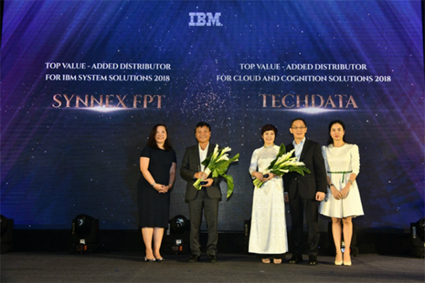 TGĐ Synnex FPT Bùi Ngọc Khánh (thứ 2 từ trái qua) nhận giải thưởng "Nhà phân phối xuất sắc nhất năm 2018" từ TGĐ IBM Việt Nam Tan Jee Toon.