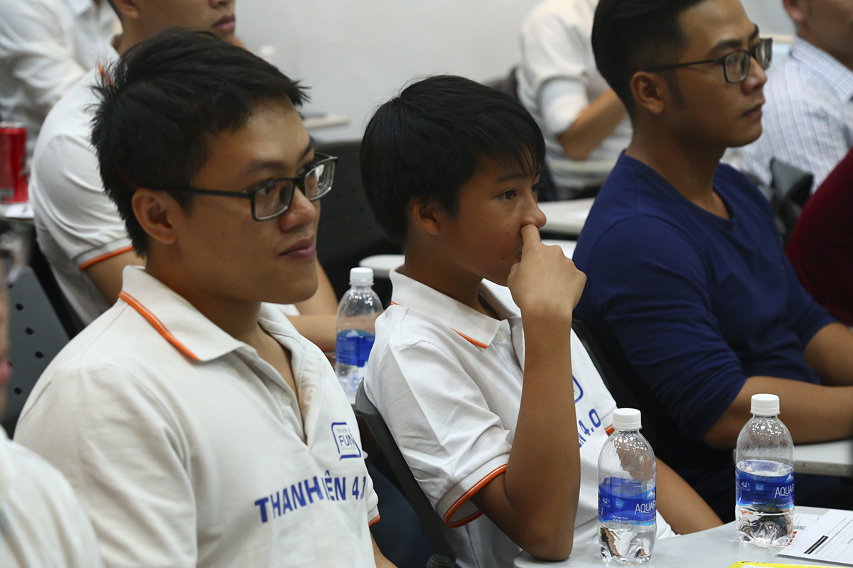 <p style="text-align:justify;"> Cùng sinh năm 2005, Hải (giữa) - học sinh trường THCS Nam Sài Gòn cũng đam mê tìm hiểu về máy tính từ nhỏ và hiện là tân sinh viên vừa nhập học FUNiX vào tháng 2 vừa qua.</p>