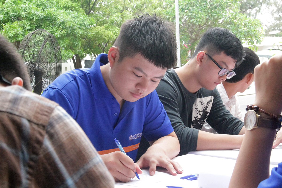 <p style="text-align:justify;"> Rất nhiều sinh viên ĐH Greenwich (Việt Nam) đăng ký tham gia hiến máu cũng như làm tình nguyện viên tại Ngày FPT vì cộng đồng. </p> <p style="text-align:justify;"> Lần đầu tiên hiến máu tình nguyện, sinh viên Trương Tam Phong, ĐH Greenwich (Việt Nam), cảm thấy tự hào khi cùng người FPT đóng góp và thực hiện chương trình ý nghĩa. "Chương trình giúp em có những trải nghiệm thú vị và hiểu hơn được nét văn hóa của FPT", Phong chia sẻ.</p>
