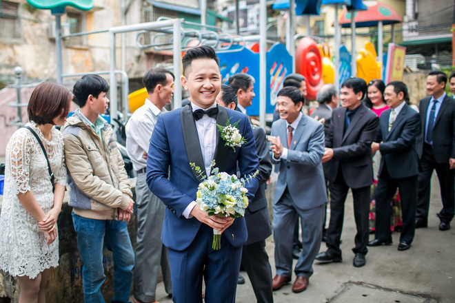 <p> Dịp cuối tuần vừa qua, nam MC tổ chức hôn lễ ở tuổi 28. Tiệc cưới của Hoàng Quân diễn ra tại 1 trung tâm hội nghị sang trọng bậc nhất Hà Thành.</p>