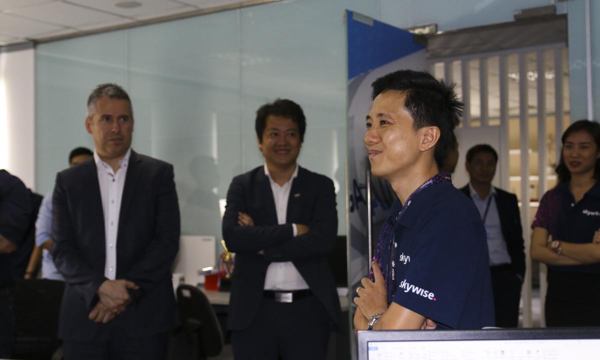 <p style="text-align:justify;"> Các thành viên Airbus trực tiếp đến nơi làm việc của các kỹ sư Skywise tại Việt Nam và phấn khởi với sự phát triển của đội dự án trong năm qua. </p>