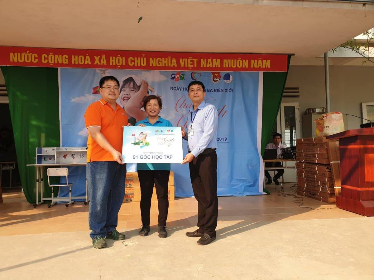 <p> Chị Trương Thanh Thanh và anh Hoàng Nam Tiến đã trao tặng nhà trường 91 góc học tập cho các em học sinh. </p>
