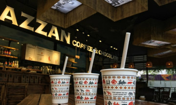 Azzan Coffee chuyển sang dùng cốc và ống hút giấy
