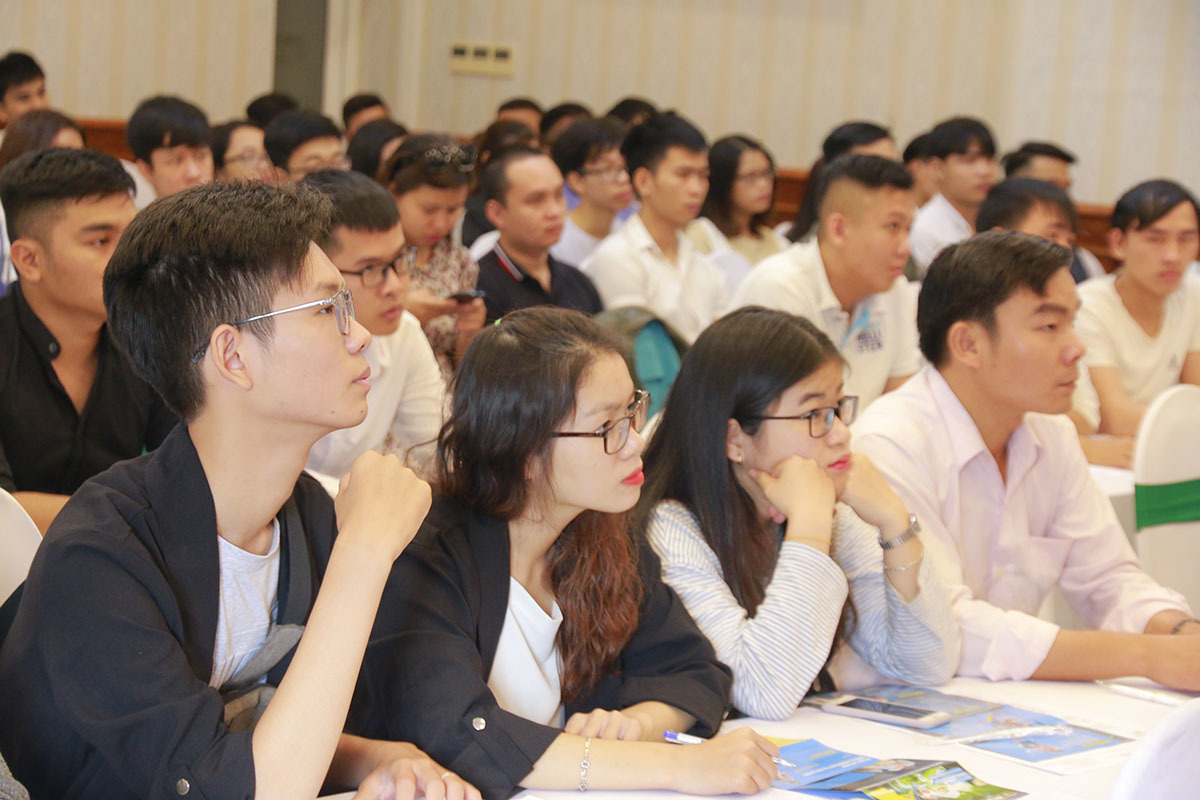 <p class="Normal" style="text-align:justify;"> Những năm gần đây, cùng với sự phát triển của Internet và các thiết bị số, kinh tế có sự chuyển dịch từ phương thức kinh doanh truyền thống sang phương thức trực tuyến. Theo đó, Digital Marketing trở thành một trong những ngành “nóng” không chỉ trên thế giới mà ngay tại Việt Nam, thu hút nguồn nhân lực trẻ học tập và làm việc. FPT Skillking là trường đầu tiên đào tạo chuyên sâu và cấp bằng quốc tế Higher Diploma in Digital Marketing. FPT Skillking cũng là trường đào tạo Digital Marketing đầu tiên ở Việt Nam cấp bằng này.</p>