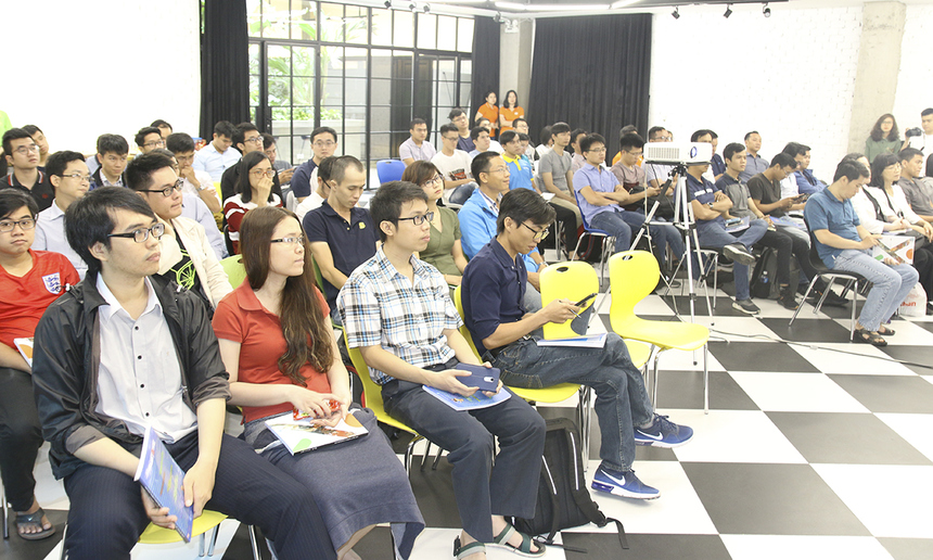 <p class="Normal" dir="ltr" style="text-align:justify;"> Chương trình Tech-Meetup "AI&Big Data in Aviation" do FPT Software tổ chức diễn ra vào sáng 23/3, tại Toong, quận 3, TP HCM, thu hút gần 80 người tham gia. Nội dung chương trình xoay quanh các công nghệ "hot" nhất hiện nay như Trí tuệ nhân tạo (AI) và Dữ liệu lớn (Big Data) được chia sẻ từ thực tế dự án hàng không của FPT Software. Đặc biệt, đây là những dự án được thực hiện với các công ty thuộc top đầu thế giới được đánh giá là những case-study rất đáng học hỏi. </p>