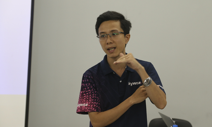 <p style="text-align:justify;"> <span style="color:rgb(0,0,0);">Theo đại diện đơn vị, ứng viên có 4 lý do để tham gia dự án Skywise cùng Airbus, đó là: dự án không yêu cầu cam kết lâu dài, được làm việc cùng các chuyên gia hàng đầu, cơ hội tiếp cận những công nghệ “thời thượng” và cơ hội làm việc tại những quốc gia phát triển bậc nhất. </span></p> <p style="text-align:justify;"> <span style="color:rgb(0,0,0);">Anh Trần Quang Minh Tân nhắn nhủ: “Bạn nào nhìn thấy được vẻ đẹp từ "mớ" dữ liệu "bùi nhùi", muốn đưa ra những dự đoán, dự báo… từ các dữ liệu đó, đừng ngại tham gia cùng FPT Software để thực hiện sứ mệnh của Skywise”.</span></p>