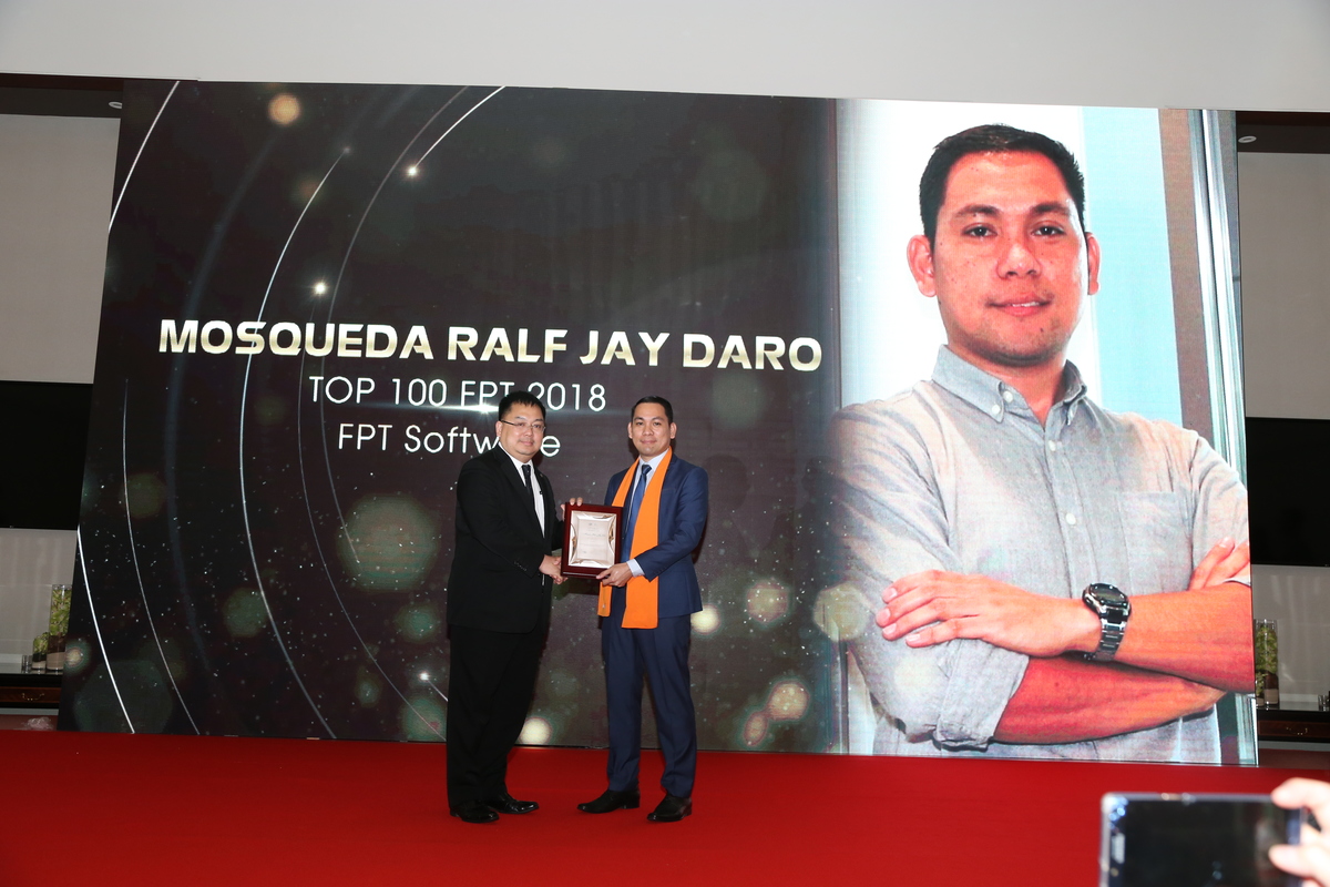 <p class="Normal" style="text-align:justify;"> Anh Mosqueda Ralf Jay Daro - Trưởng Văn phòng FPT Software Philippines - cảm thấy may mắn khi có mặt trong lễ tôn vinh Top 100. Ấn tượng với sự chuẩn bị kỹ lưỡng và hoành tráng của BTC, anh Raft xúc động khi từng người trong đoàn được lên tôn vinh một cách trang trọng. "Tôi sẽ trân trọng từng khoảnh khắc của đêm nay", Raft chia sẻ.</p>