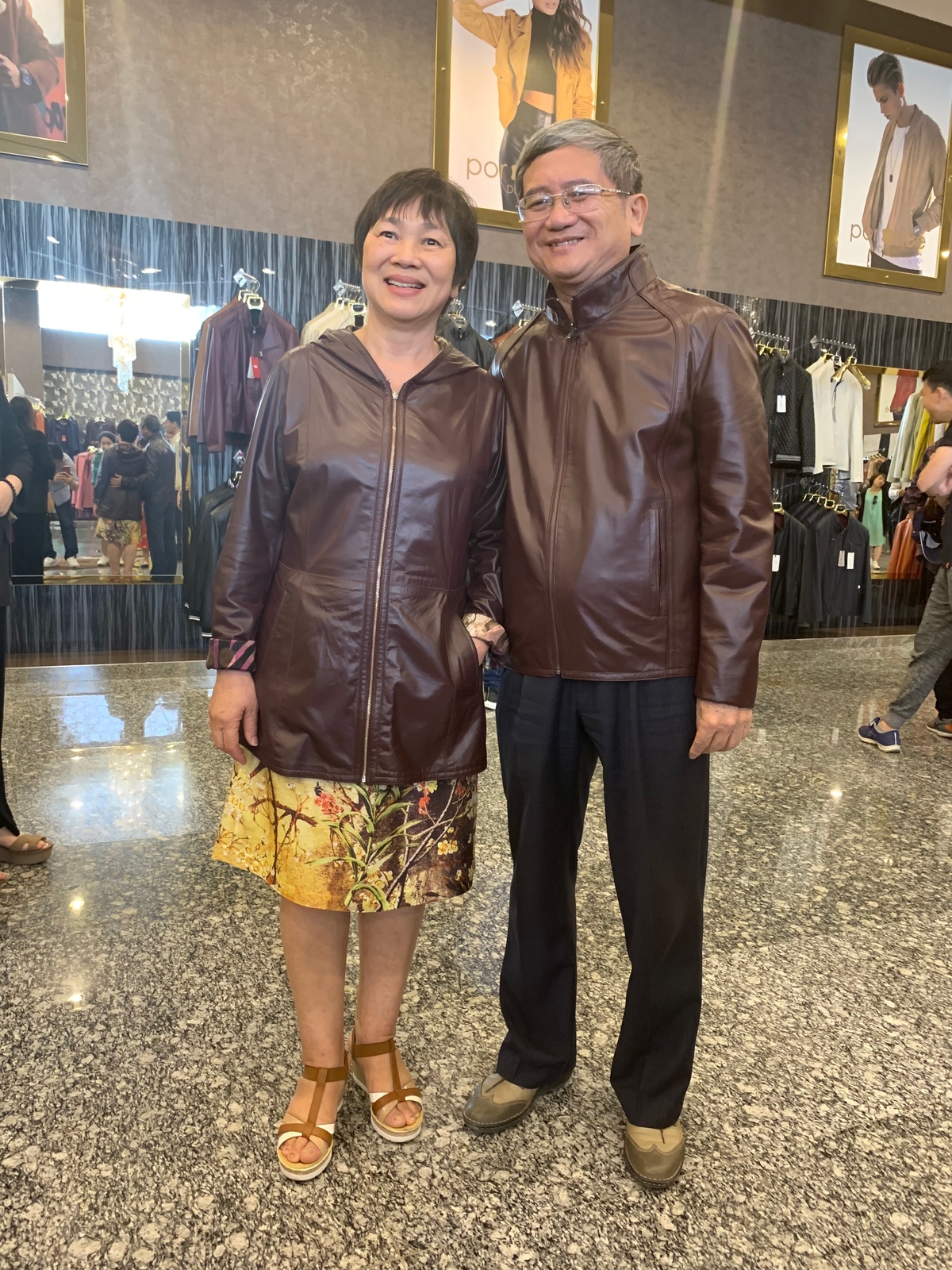 <p class="Normal" style="text-align:justify;"> Anh Bùi Quang Ngọc - Phó Chủ tịch HĐQT FPT và phu nhân đã sắm một cặp áo đôi khá bảnh.</p>