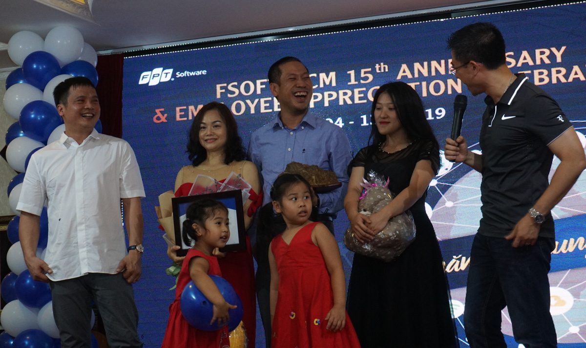 <p> TGĐ FPT Nguyễn Văn Khoa cùng anh Hoàng Việt Anh, PTGĐ FPT, trao quà kỷ niệm cho gia đình anh Nguyễn Đức Quỳnh.</p>
