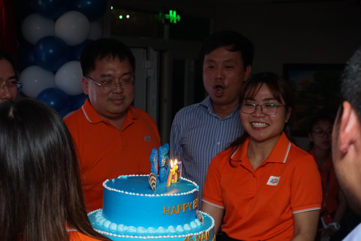 <p> Ban lãnh đạo và khách mời thổi nến mừng sinh nhật tuổi trăng tròn của FPT Software HCM.</p>