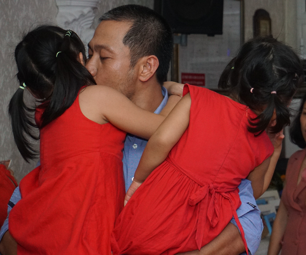 <p> Chủ trì bữa tiệc - anh Nguyễn Đức Quỳnh bận rộn với các cô con gái của mình.</p>