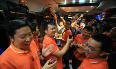 Người nhà Hệ thống quẩy xuyên đêm trên tàu