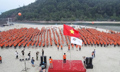 FPT IS Bắc Nam sum vầy đón bình minh trên biển Cảnh Dương