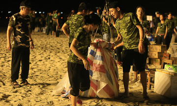 Người FPT IS cùng dọn sạch bãi biển sau tiệc 'khao quân'