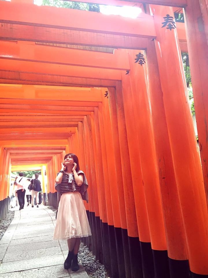 <div style="text-align:justify;"> Ngôi đền ngàn cột (Fushimi Inari), một ngôi đền nổi tiếng đẹp kỳ lạ, nơi làm bối cảnh cho bộ phim đoạt giải Oscar “Hồi ức của một Geisha” chuyển thể từ truyện cùng tên. Đến với cố đô Kyoto, người FPT đừng bỏ qua cơ hội khám phá ngôi đền đặc biệt này và ngắm nhìn hàng ngàn cột màu đỏ quanh những con đường mòn xinh đẹp.</div>