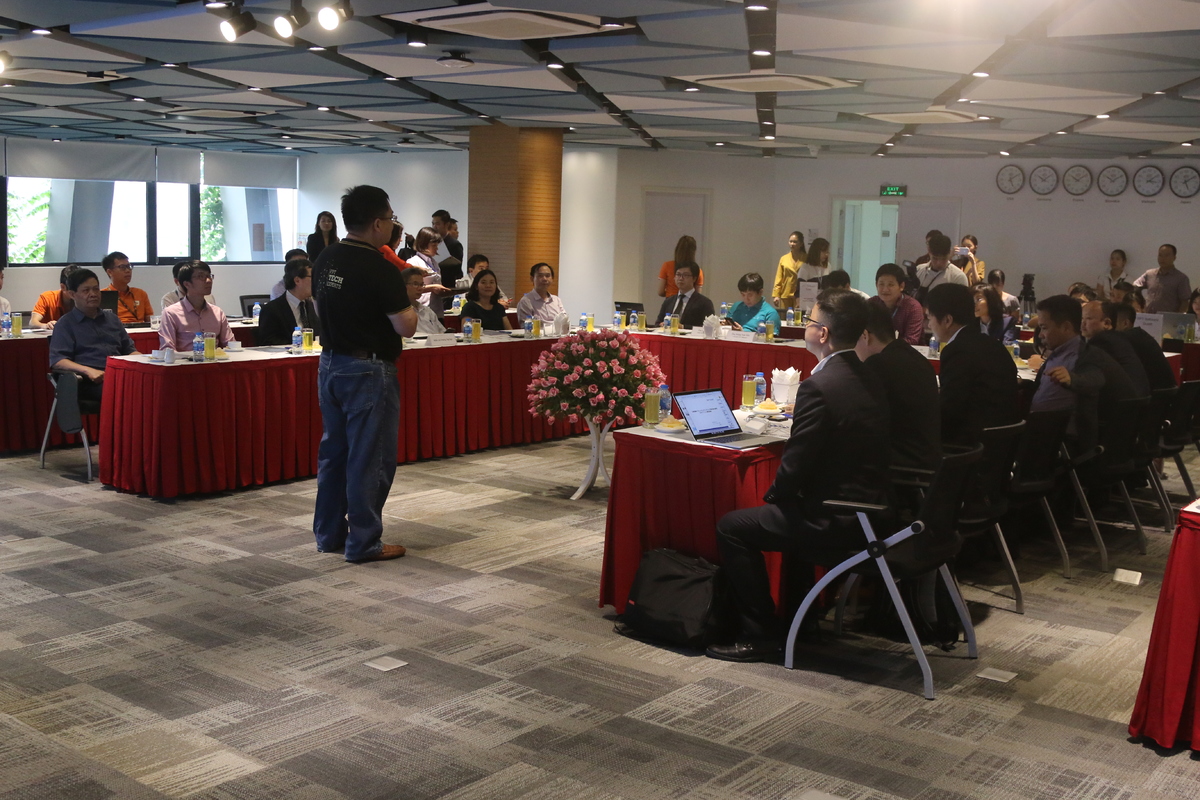 <p> Chiều 3/5, FPT Software đã tổ chức hội thảo “Xu hướng, thành tựu trong ứng dụng trí tuệ nhân tạo và Intenet vạn vật tại Việt Nam”. Sự kiện thu hút hơn 20 Giáo sư, Tiến sĩ về trí tuệ nhân tạo (AI), tự động hóa, IoT người Việt đang làm việc trong các tổ chức, doanh nghiệp lớn tại nước ngoài cùng các giảng viên đến từ các trường ĐH trong nước.</p> <p> Hội thảo do FPT Software tổ chức cũng là một trong những hoạt động bên lề của sự kiện Kết nối các nguồn lực thông tin khoa học và công nghệ quốc tế phục vụ thương mại hoá kết quả nghiên cứu giữa trường đại học và doanh nghiệp do Cục Thông tin khoa học và công nghệ quốc gia, Bộ Khoa học Công nghệ tổ chức từ ngày 3-6/5.</p> <p> Sự kiện có sự tham dự của bà Trần Thị Thu Hà, Cục phó Thông tin khoa học và công nghệ quốc gia, Bộ Khoa học Công nghệ. Phía FPT có sự hiện diện của Chủ tịch FPT Software Hoàng Nam Tiến; CTO FPT Lê Hồng Việt và GĐ Nguồn lực FPT Software Đỗ Ngọc Hoàng.</p>