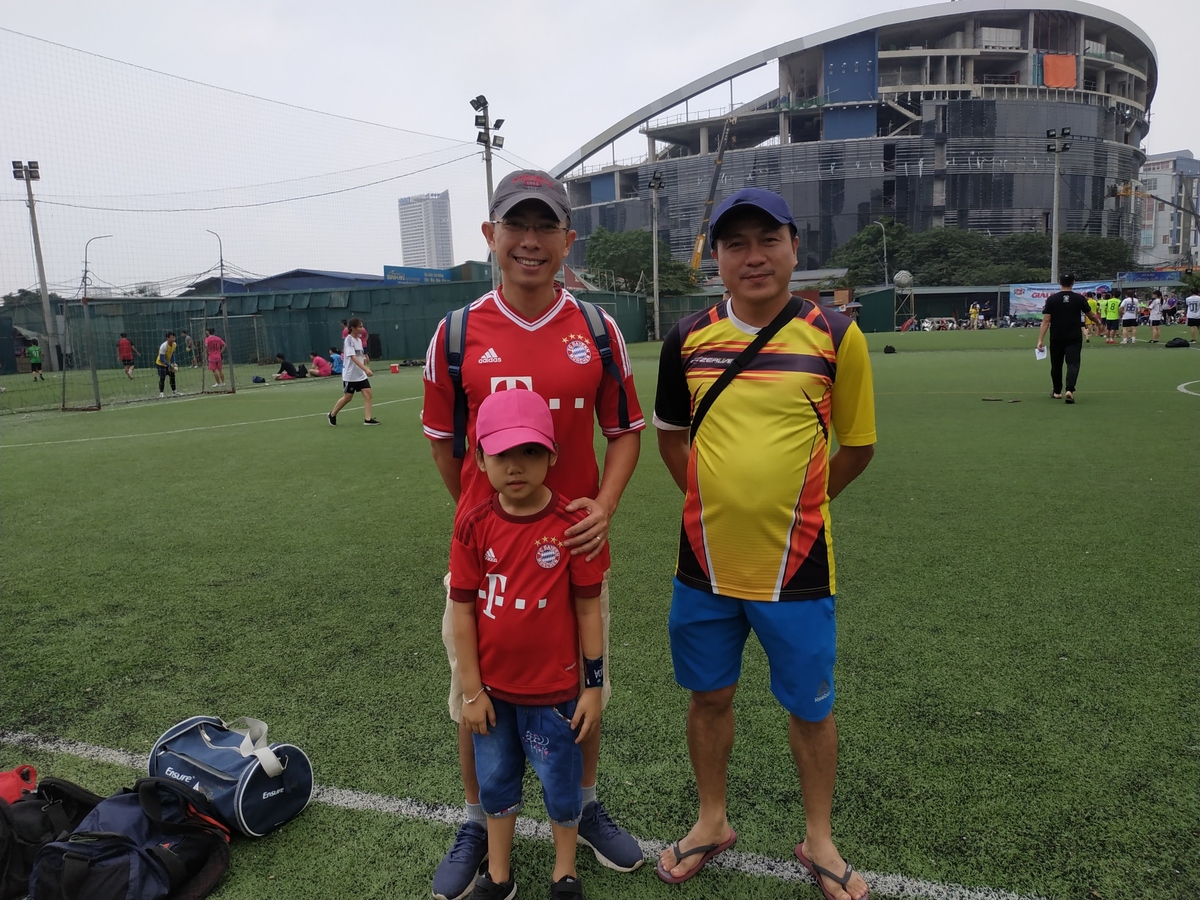 <p> CEO FPT Telecom Hoàng Việt Anh, Chủ tịch Liên đoàn Bóng đá nhà 'Cáo' cùng con gái đến cổ vũ cho các cầu thủ. </p>