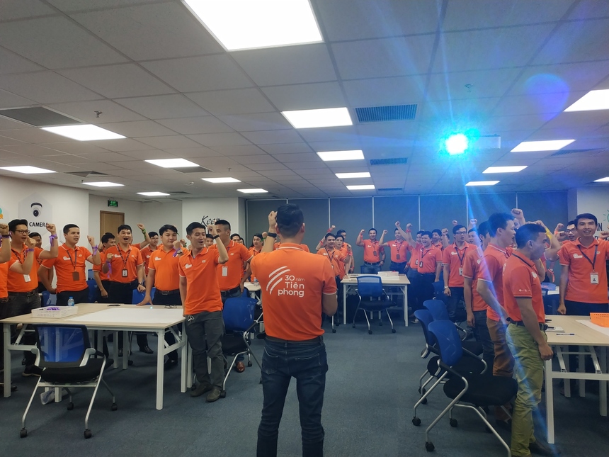 <p class="Normal" style="text-align:justify;"> <span>Giám đốc TIN Nguyễn Văn Mậu bước lên giữa khuấy động tinh thần của CBNV. Sau gần 10 phút cổ vũ tinh thần, anh Mậu tóm gọn bằng lời tri hô mục tiêu phấn đấu dõng dạc: "Anh em TIN ơi, tháng 10 4.0" (Mục tiêu TIN đến tháng 10 đạt 4.0 điểm CSAT - chất lượng dịch vụ chấm bởi khách hàng) - người TIN đồng thanh hô: "Làm được, làm được, làm được"</span>.</p>