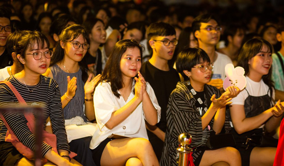 <p class="Normal" style="text-align:justify;"> Đêm chung kết FPTU Da Nang’s Got Talent tối ngày 12/5 có sự tham gia của gần 2.000 khán giả, với phần lớn sinh viên FPT. Bên cạnh thưởng thức các tiết mục tranh tài, các bạn trẻ còn được giao lưu những khách mời đặc biệt như Thái Sơn Beatboxer, Mạnh Quyền, Dũng Khánh hay 'Hoàng tử Indie Việt' Thái Vũ.</p>