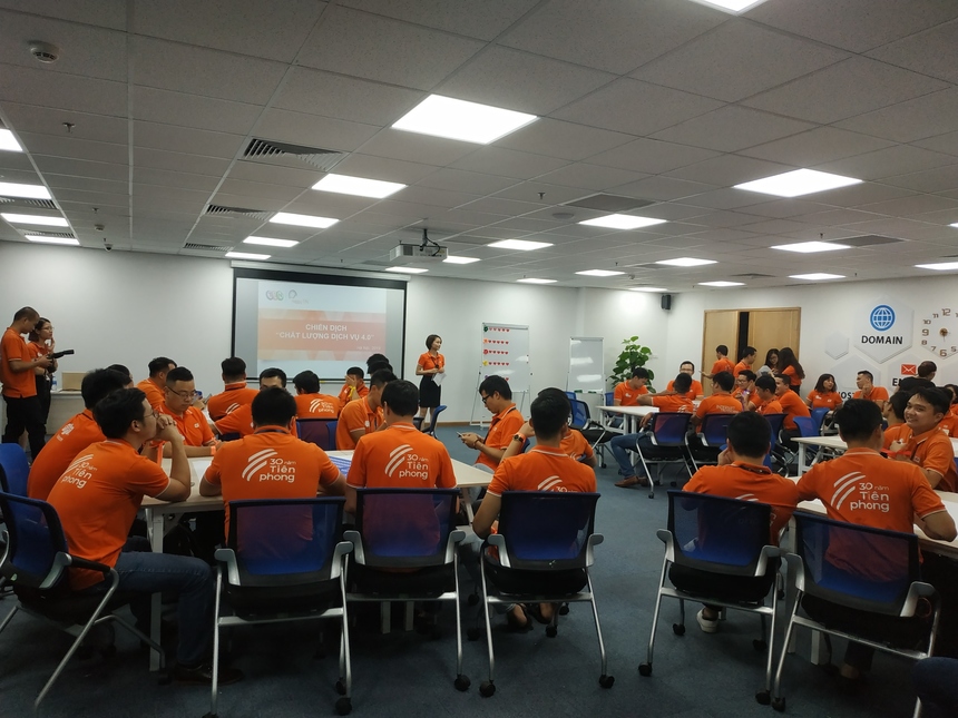 <p class="Normal"> Chiều ngày 14/5, buổi kick-off Chiến dịch chất lượng dịch vụ 4.0 đã diễn ra tại Hà Nội, có sự tham dự của Ban lãnh đạo Trung tâm Quản lý đối tác phía Bắc (TIN). Chị Nguyễn Thị Phương Linh - Trưởng phòng nhân sự TIN, cho hay: "Đây là buổi đào tạo, tuy nhiên hơn 70 người tham dự gồm các cấp quản lý không hay biết. Đây chính là điều gây bất ngờ".</p>