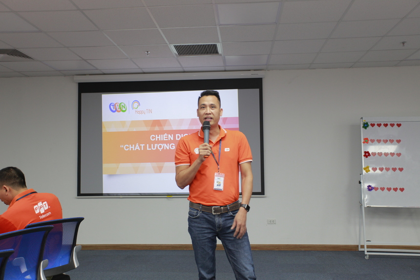 <p class="Normal" style="text-align:justify;"> Theo anh Nguyễn Văn Mậu, TIN đã tổ chức khá nhiều buổi đào tạo kiểu vậy. "Những chính sách, mục tiêu mới muốn thúc đẩy nhanh, chúng tôi thường tổ chức thành Kick–off. Hiệu quả khá tốt, tác động trực tiếp đến anh em, khiến thông tin tiếp nhận, mục tiêu truyền đạt rõ ràng hơn", anh nói. GĐ TIN cho hay, năm ngoái từng tổ chức chiến dịch Chất lượng là sống còn trong 4 tháng với hình thức tương tự. Kết quả toàn TIN hoàn thành sớm hơn 1 tháng so với kế hoạch, đặc biệt có sự bứt phá trong giai đoạn đầu khi Kick–off vừa được tổ chức.</p>