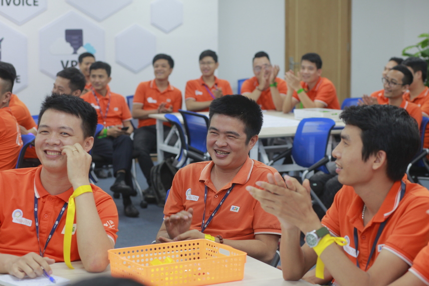 <p class="Normal"> Không khí diễn ra sôi nổi, mỗi người tham gia đều hết mình để nhóm đạt giải nhất. Trưởng phòng TIN INDO Nguyễn Hữu Phúc cho hay: "Khi chơi game, mọi người tham gia, gắn kết tinh thần rất tốt. Tôi bất ngờ khi biết đây là buổi đào tạo bởi hình thức rất mới mẻ, nhẹ nhàng giúp mọi người nhớ lại, bổ sung kiến thức chứ không giống đi học. Về nội dung, các câu hỏi bám sát kiến thức, video chiếu tình huống tổng hợp đa chiều, qua đó rất nhiều vấn đề được bộc lộ". Trong khi đó, anh Phạm Tuấn Lộc, điều hành TIN 10 nói: "Buổi hôm nay rất ý nghĩa, tôi học được nhiều từ những người đồng nghiệp, nhiều kiến thức có thể mang về áp dụng tại chi nhánh mình".</p>