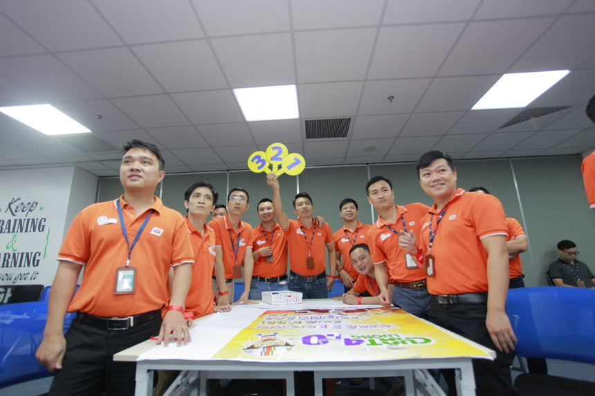 <p class="Normal" style="text-align:justify;"> Nội dung các trò chơi lồng ghép, truyền đạt kiến thức của buổi đào tạo qua trò chơi hình vẽ, khẩu ngữ, các câu hỏi hình thức mô phỏng gameshow Ai là triệu phú. Đặc biệt trong trò chơi số 4 Hiện thực tàn khốc, người tham gia xem video dài 6 phút, mở đầu bằng đoạn ghi âm cuộc gọi giữa FPT Telecom và khách hàng kèm tình huống có thật. Các nhóm được yêu cầu tìm ra điểm bất cập và trình bày trước các nhóm khác. </p>